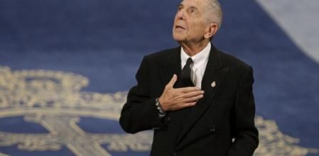 El escritor y cantante canadiense Leonard Cohen, tras recoger el Premio Príncipe de Asturias de las Letras 2011