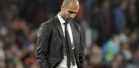 El entrenador del FC Barcelona, Pep Guardiola, con expresión seria durante el partido frente al Sevilla FC correspondiente a la novena jornada de la Liga de Primera División disputado en el estadio Camp Nou, en Barcelona