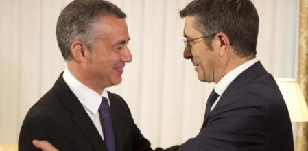 El lehendakari, Patxi López, saluda al presidente del PNV, Iñigo Urkullu, al inicio de la primera reunión de la ronda de contactos que ha iniciado hoy con los partidos políticos para analizar la situación tras el anuncio de ETA de cese definitivo de la violencia armada.