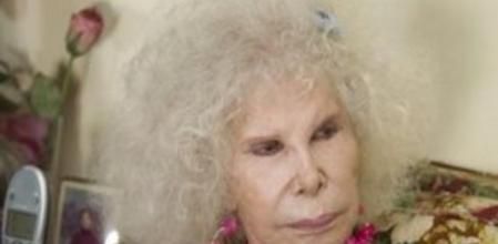 Imagen de la duquesa de Alba en una entrevista con motivo de la presentación de su libro 