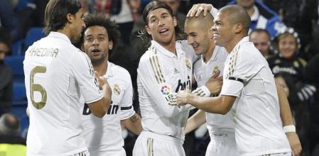 Los jugadores del Real Madrid (i-d) Sami Khedira, Marcelo, Sergio Ramos, Karim Benzema y Pepe, celebran el primer gol del equipo blanco, durante el encuentro correspondiente a la décima jornada de primera división que les enfrenta esta noche al Villarreal en el estadio Santiago Bernabeu