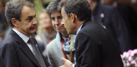 Zapatero y Sarkozy dialogan durante la cumbre de Bruselas