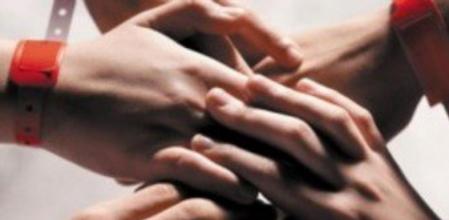 Imagen de la adaptación de la serie 'Polseres vermelles' para la televisión estadounidense