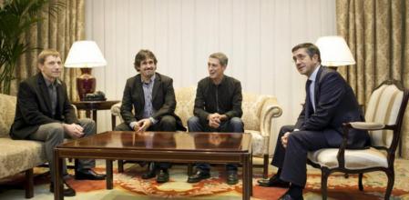 Los representantes de Bildu Óscar Matute, Peio Urizar y Rufi Etxeberria, junto al Lehendakari Patxi Lopéz, al comienzo de la reunión