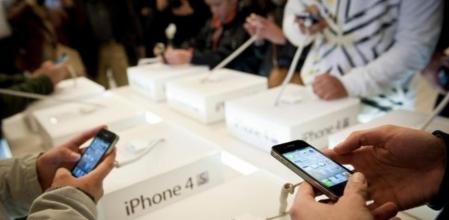 Numeroso público en la emblemática tienda de Telefónica de la Gran Vía de Madrid para conseguir el nuevo iPhone 4S que se puede adquirir en España a partir de esta medianoche