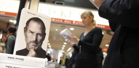 Ejemplares de la biografía de Steve Jobs escrita por Walter Isaacson en una librería