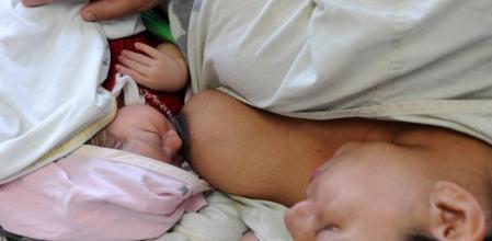 Una madre cuida a su bebé en la maternidad de Tegucigalpa, en Guatemala