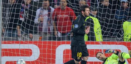 Messi marca de penalti ante el portero checo Pavlik