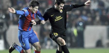 El delantero argentino del FC Barcelona, Lionel Messi (dcha), pelea por el control del balón con el jugador del Viktoria Plzen, Vaclav Pilar, durante el partido del grupo H de la Liga de Campeones en el Synot Tip Arena de Praga, República Checa, el 1 de noviembre del 2011