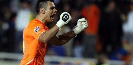 Urko Pardo celebra la victoria de su equipo, el Apoel, ante el Porto