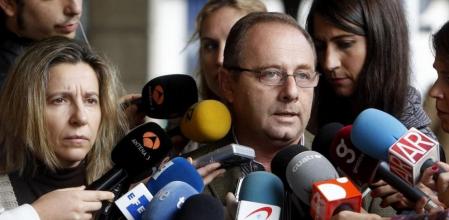 Los padres de Marta del Castillo, Eva y Antonio, hablan con los medios a su llegada a la Audiencia Provincial de Sevilla, donde se celebra el juicio por la muerte y desaparición de su hija