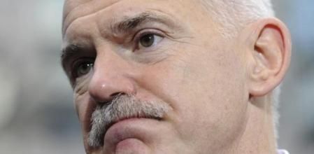 Miembros de la guardia presidencial griega hacen guardia en el monumento al Soldado Desconocido en Atenas.