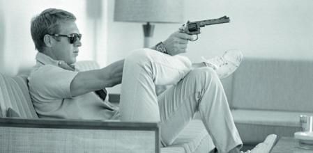 Con una pistola en el salón de casa. Dicen que iba armado desde que supo que Charles Manson, el asesino de Sharon Tate, le tenía en su lista.