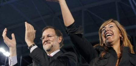 El candidato popular a la presidencia del Gobierno, Mariano Rajoy, acompañado por la líder del PPC, Alicia Sanchez Camacho