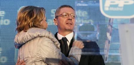 El candidato por el Partido Popular, Alberto Ruiz Gallardón, acompañado por la presidenta de la Comunidad de Madrid, Esperanza Aguirre, durante el inicio de campaña electoral que los populares celebraron en Madrid.