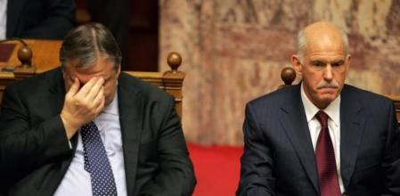 El primer ministro griego, Giorgos Papandreu, y el vicepresidente y minstro de Finanzas, Evangelos Venizelos, en el Parlamento griego.