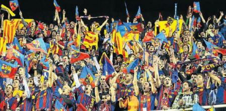Un grupo de aficionados del Barcelona en la última final de la Copa del Rey en Mestalla; en las finales los seguidores barcelonistas suelen animar tanto o más que las hinchadas rivales