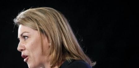 La secretaria general del PP, Maria Dolores de Cospedal durante el acto de campaña electoral celebrado este mediodía en el Pabellón Municipal de Badalona