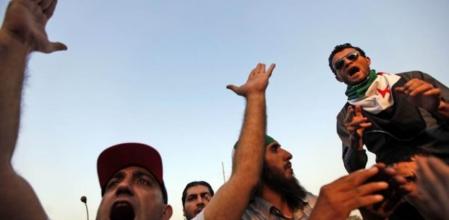 Manifestantes contrarios al régimen sirio protestan en El Cairo ante la sede de la Liga Árabe.