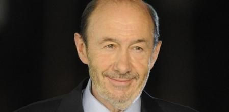 Imagen del candidato del PSOE a las elecciones generales del 20-N, Alfredo Pérez Rubalcaba, a su llegada al Palacio de Congresos de Madrid