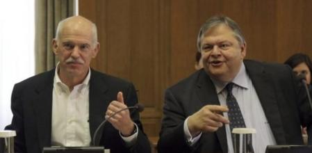 Fotografía facilitada por www.papandreou.gr del primer ministro griego, Giorgos Papandreu, y el ministro de Finanzas griego, Evangelos Venizelos (dcha), durante la reunión del Consejo de Ministros en el Parlamento en Atenas