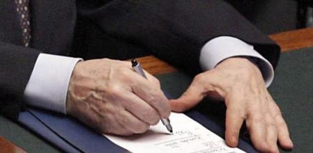 El primer ministro italiano, Silvio Berlusconi, toma notas durante un voto de confianza en el Parlamento italiano en Roma hoy, martes 8 de noviembre de 2011