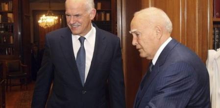 El presidente griego Carolos Papoulias (d) recibe al primer ministro griego Yorgos Papandréu al comkienzo del encuentro que han mantenido en Atenas, Grecia, hoy, miércoles, 9 de noviembre de 2011. El todavía primer ministro de Grecia, el socialista Yorgos Papandréu, anunció hoy que se ha cerrado un acuerdo para formar un Gobierno de unidad nacional que garantice la permanencia del país en el euro y la aplicación del acuerdo de rescate.