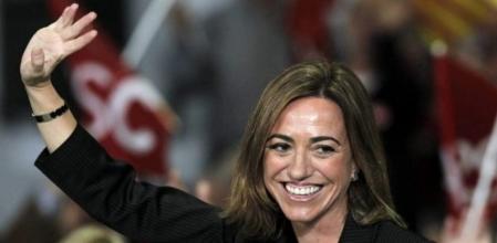 La candidata del PSC, Carme Chacón, participa en un mitin electoral ante unas 700 personas en el polideportivo de Llefiá de Badalona.