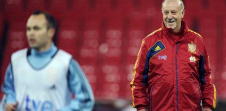 El seleccionador español, Vicente del Bosque, sigue las evoluciones de sus jugadores durante el entrenamiento efectuado esta tarde en el estadio de Wembley, en la víspera del partido amistoso que les enfrenta mañana a Inglaterra