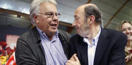 El expresidente del Gobierno Felipe González y el candidato del PSOE para las elecciones generales del 20-N, Alfredo Pérez Rubalcaba, al final de su intervención en el mitin celebrado hoy en Zaragoza