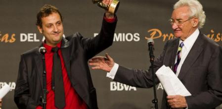 Albert Espinosa, alzando el premio Protagonistas