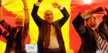 Duran y Mas ayudan a desplegar una senyera durante el mitin en Lleida