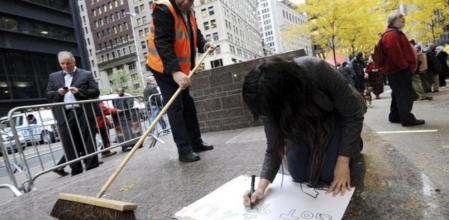 Una chica plasma un lema en un cartel para una nueva jornada de protestas