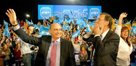 Rajoy, acompañado de Jorge Fernández Díaz y Alícia Sánchez-Camacho, saluda a los simpatizantes del PP en el acto electoral en L'Hospitalet de Llobregat