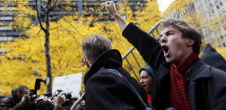Manifestantes de 'Occupy Wall Street' se enfrentan a la Policía en Zuccotti Park