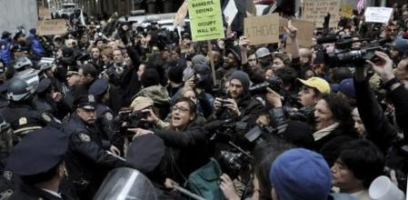Vista general, con la policía a la izquierda, la prensa a la derecha y los 