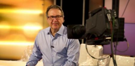 Cuní, en el plató de '8 al día', preparando su programa diario.