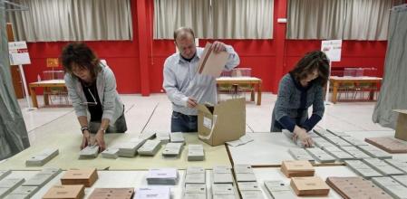 Un colegio electoral, antes de abrir sus puertas para las elecciones generales