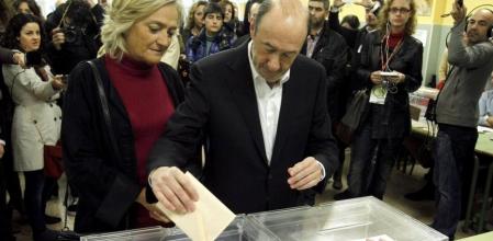 Rubalcaba, en compañía de su esposa, ejerciendo su derecho al voto