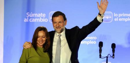 Mariano Rajoy, junto a su mujer, saludando a los militantes del PP en la sede de Génova
