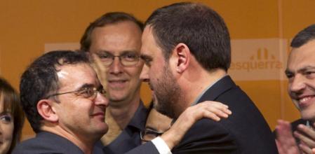 El candidato de ERC-RCat-Catalunya Sí, Alfred Bosch, se felicita con el presidente de ERC, Oriol Junqueras