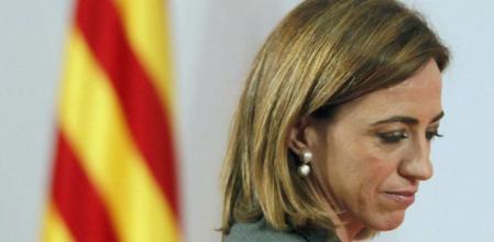 La candidata del PSC, Carmen Chacón, cabizbaja a su llegada a la comparecencia tras conocer los resultados