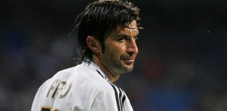 Luís Figo pasó del Barça al Madrid y la afición no le perdonó