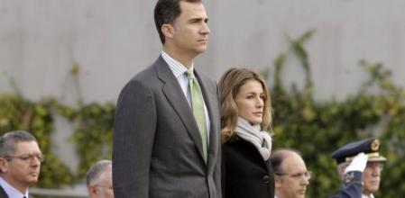 Los Príncipes de Asturias, durante la despedida oficial en el Pabellón de Estado de la terminal 4 del aeropuerto de Barajas, momentos antes de emprender su viaje a Chile.