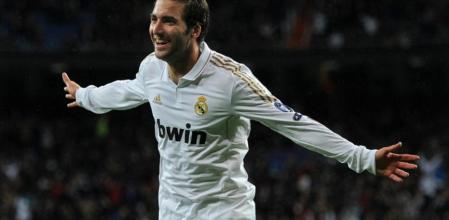 Gonzalo Higuaín celebrando el tercer gol de los blancos