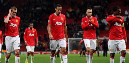Fletcher, Ferdinand, Berbatov y Evra se van del campo tras empatar ante el Benfica
