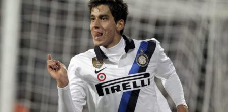 El jugador Ricardo Álvarez del Inter Milán celebra su gol ante el Trabzonspor hoy, martes 22 de noviembre de 2011, durante un partido del grupo B de la Liga de Campeones jugado en el estadio Avni Aker en Trabzon (Turquía)