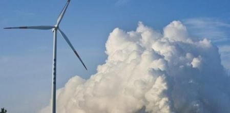 Turbina de energía eólica frente a una central térmica en Jaenschwalde, Alemania