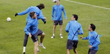 La plantilla azulgrana se ejercita en campo del Milan, que registra bajas temperaturas