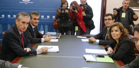 Ramón Jáuregui y Soraya Sáenz de Santamaría, en la primera reunión en La Moncloa para el traspaso de poderes